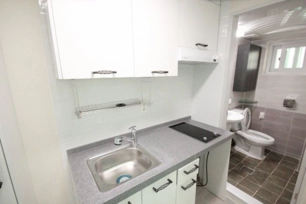 OGLAS ZA GARSONJERU NA VRAČARU POSTAO HIT NA MREŽAMA! Jedan detalj šokirao Srbiju: "ZGADIO MI SE ŽIVOT" (FOTO)