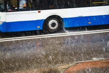 AUTOBUS PUN DECE BIO ZAROBLJEN U OLUJI VIŠE OD DVA SATA! Roditelji u panici, deo AUTOPUTA ZATVOREN