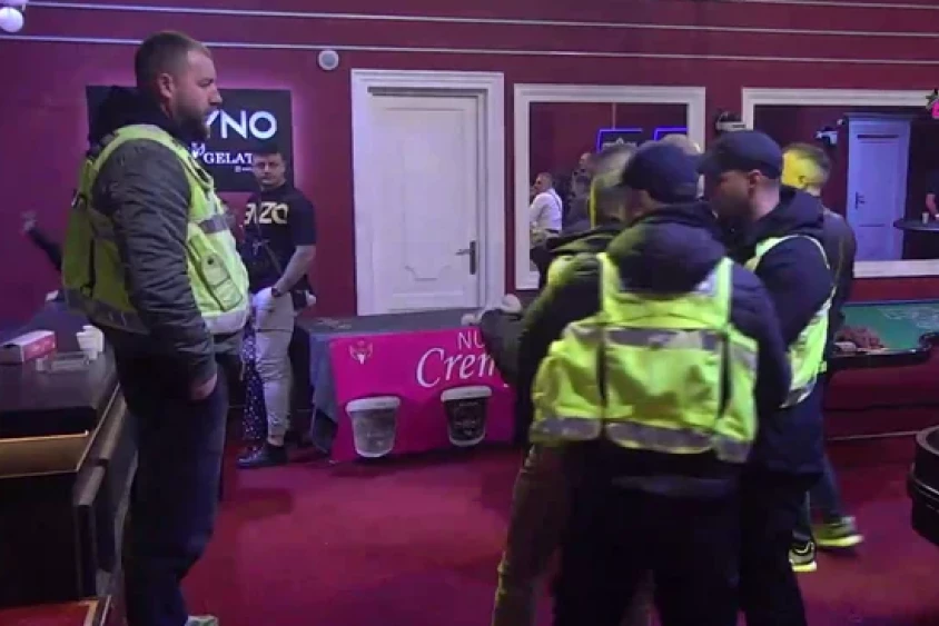 NOVI INCIDENT PODIVLJALOG LUKE VUJOVIĆA! Kao razjareni bik krenuo na Aneli - uhvatio je sa Asminom (VIDEO)