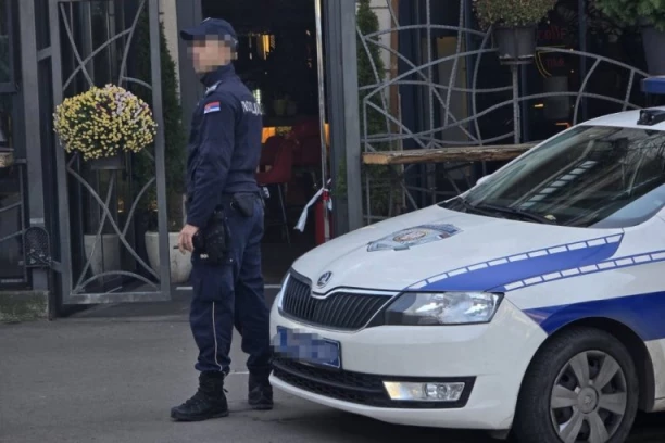 RANJENI MLADIĆ BIO U DRUŠTVU EKSTREMISTE IZ OBRENOVCA?! Svađa izbila na parkingu, pucač ispalio hice naočigled prolaznika! (FOTO)