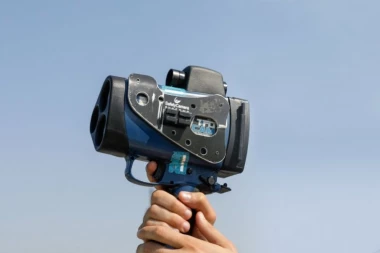 VOZAČI, OPREZ AKO PUTUJETE U KOMŠILUK: Nabavili nove mobilne radare, NIŠTA im ne promiče, a otporni na kišu, sneg i maglu