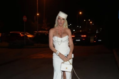 DRAMA NA SNIMANJU NOVOGODIŠNJEG PROGRAMA PINKA - KARLEUŠA U STRAHU OD KOLEGA: Pevačica uznemirena stigla u studio, ne zna šta je čeka na sceni!