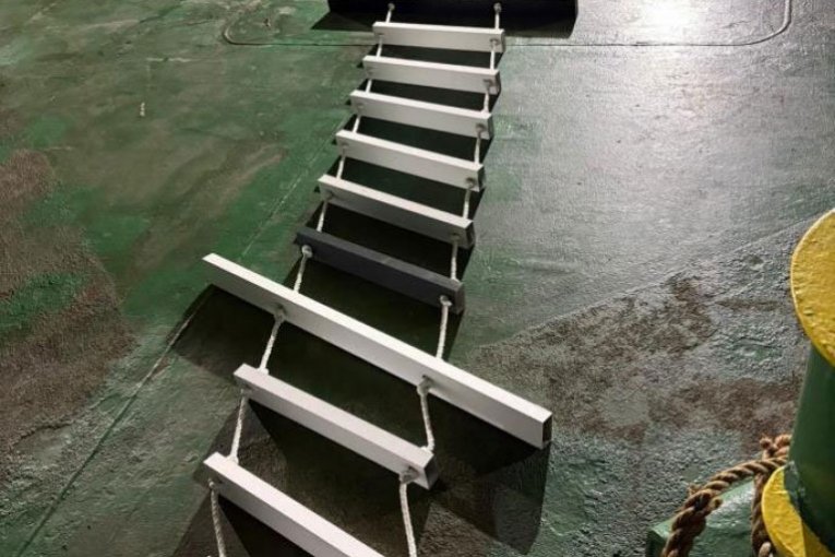 Zaplenjeno više od tone KOKAINA, oružje i novac na gomili