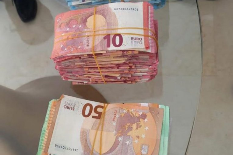 Zaplenjeno više od tone KOKAINA, oružje i novac na gomili