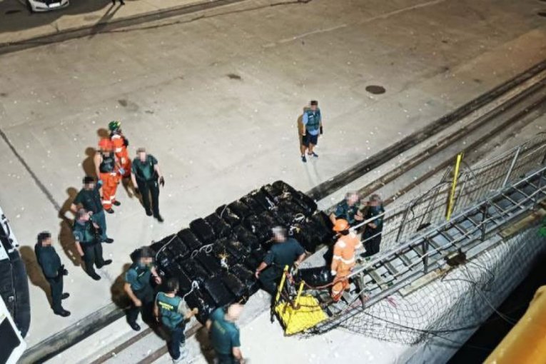 Zaplenjeno više od tone KOKAINA, oružje i novac na gomili
