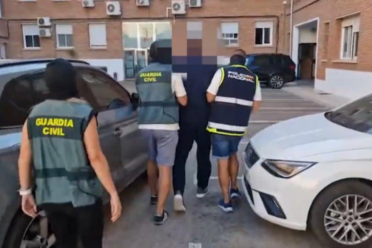 Zaplenjeno više od tone KOKAINA, oružje i novac na gomili