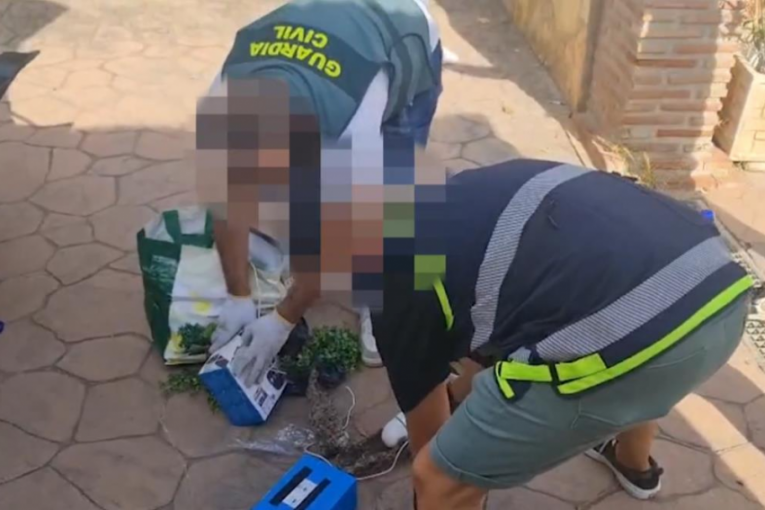 Zaplenjeno više od tone KOKAINA, oružje i novac na gomili