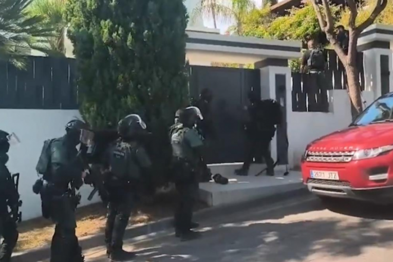 Zaplenjeno više od tone KOKAINA, oružje i novac na gomili