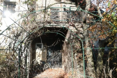 NI ZA MILION EVRA NE BIH UŠAO TAMO"! Evo kako izgleda kuća porodice ubijene u Somboru! KOMŠIJE SE JEŽE I KAD JE POGLEDAJU!