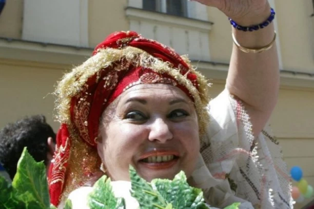 USVOJILA 47 SINOVA I SAMO JEDNU ĆERKU! Devet godina bez Esme Redžepove - kuća joj je UNIŠTENA, a sve muči SAMO JEDNO!