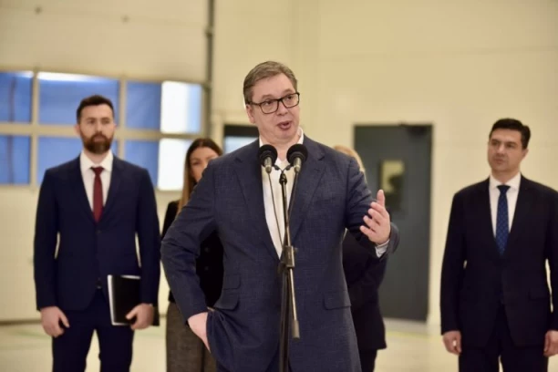 VUČIĆ NASTAVLJA POSETU NIŠU: Obilazak kasarne "Mija Stanimirović"!