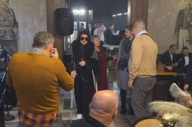 NAŠA PEVAČICA NA ŠTAKAMA POSLE OPERACIJE: Prvi put u javnosti, jedva se kreće, kamere je pratile u stopu! (VIDEO)