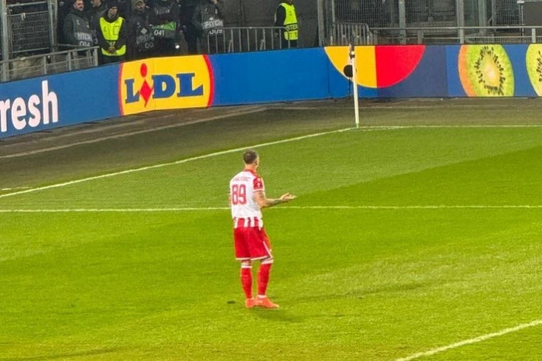 PRVI ŽUTI I ZA SRPSKI KLUB: Marko Arnautović NEGODUJE sudijama - opšti haos u Gracu!