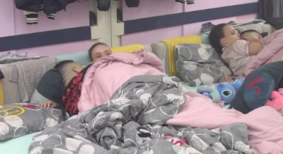 HAOS ISPOD POKRIVAČA, BEBICA I TEODORA PODIGLI PRAŠINU U SPAVAĆOJ SOBI: Ukućani morali da ostanu budni zbog njihove drame!