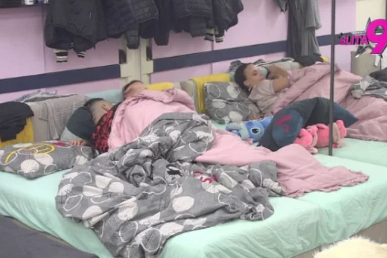 HAOS ISPOD POKRIVAČA, BEBICA I TEODORA PODIGLI PRAŠINU U SPAVAĆOJ SOBI: Ukućani morali da ostanu budni zbog njihove drame!