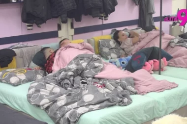 HAOS ISPOD POKRIVAČA, BEBICA I TEODORA PODIGLI PRAŠINU U SPAVAĆOJ SOBI: Ukućani morali da ostanu budni zbog njihove drame!