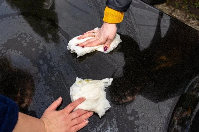 DOŠLA DA ZAPALI SVEĆU RODITELJIMA, A ZATEKLA HOROR U GROBNICI! "Nisam znala da li gledam mrtvog čoveka ili odeću, pobegla sam u panici!"