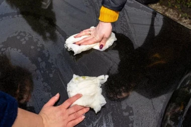 DOŠLA DA ZAPALI SVEĆU RODITELJIMA, A ZATEKLA HOROR U GROBNICI! "Nisam znala da li gledam mrtvog čoveka ili odeću, pobegla sam u panici!"