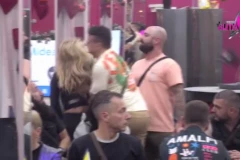 PODIVLJALA ANELI NASRNULA NA LUKU: Urgentno morala da napusti kuću! (VIDEO)