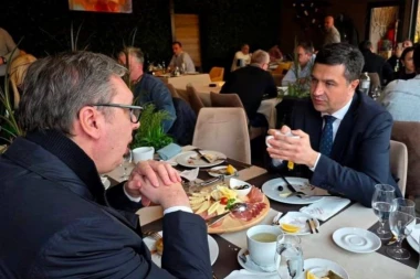 KAKVA LAŽ! Pored fotografija i jasne slike ljudi u restoranu, opozicioni mediji ponovo OMBANJUJU JAVNOST! (FOTO, VIDEO)