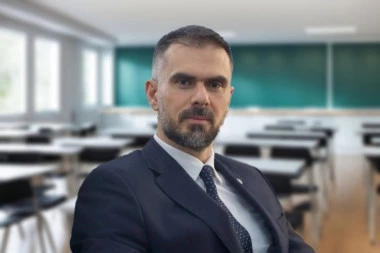 BESPLATNI UDŽBENICI ZA SVE NOVOSADSKE OSNOVCE: Žarko Mićin saopštio lepe vesti!