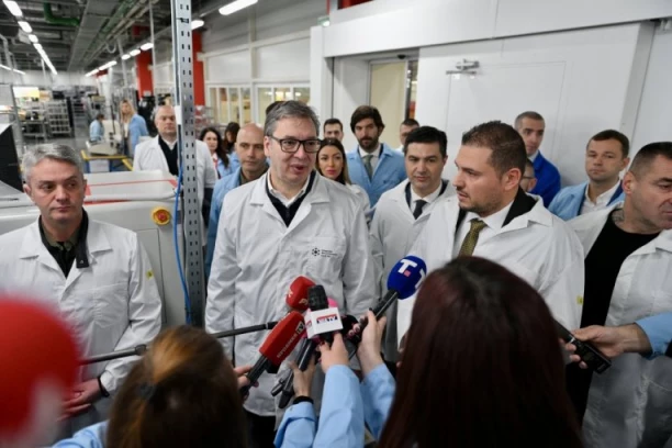 VUČIĆ U FABRICI MICRO-ELECTRONICS U NIŠU: Pre 7 godina je bilo 50 ljudi, sada preko 700 zaposlenih!