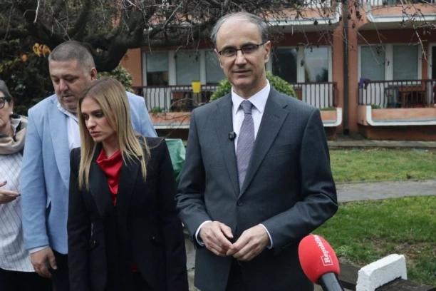 PREMIJER MACUT U POSETI HUMANITARNOJ ORGANIZACIJI SPC: "Ne okretati pogled od najugroženijih..." (FOTO)