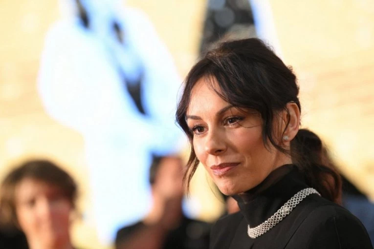 SLOBODA MIĆALOVIĆ u dosad neviđenom izdanju: Kožni top i suknja sa dubokim šlicem na bose noge usred zime! (FOTO)