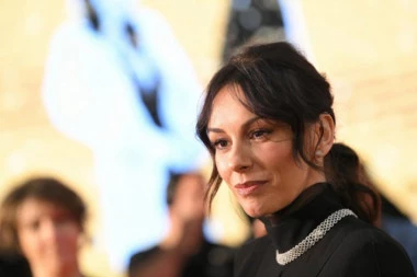 SLOBODA MIĆALOVIĆ u dosad neviđenom izdanju: Kožni top i suknja sa dubokim šlicem na bose noge usred zime! (FOTO)