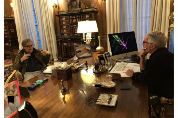 "KAKAV BOLESNIK!" Fotografija na radnom stolu Džefrija Epstina izazvala GAĐENJE celog sveta - MISTERIOZNA ŽENA NA NJOJ KRIJE VELIKU TAJNU? (FOTO)