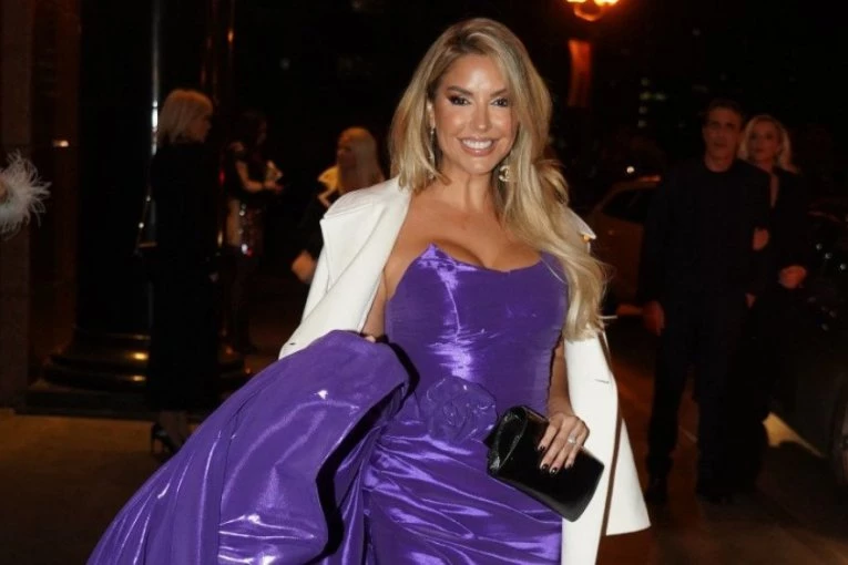 Supruga našeg tenisera kao MILION DOLARA: U brutalnoj haljini sa smelim šlicem koji sve otkriva! (FOTO)