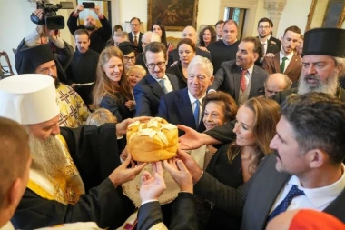 SLAVLJE KOJE JE PRIVUKLO PAŽNJU ŠIRE JAVNOSTI: Krsna slava u kraljevskom domu Karađorđevića (FOTO)