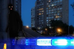 JEZIV SNIMAK PLJAČKE NA ZVEZDARI! Lopov ušao u u kladionicu, uperio oružje u radnicu, pa pokupio sav novac! (VIDEO)