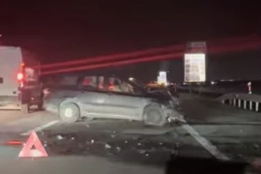 ŽESTOK SUDAR TRI AUTOMOBILA! Haos kod Inđije: Jedno vozilo se zapalilo, delovi rasuti po putu! (VIDEO)