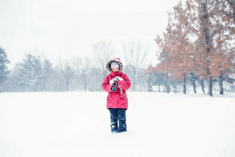 PLAKAO KAO KIŠA, NIJE ZNAO ŠTA DA RADI! Muškarac video malu Anu samu na ulici i uradio JEDINU STVAR KOJA JU JE SPASILA! Policija otkrila JEZIVU ISTINU O NJENOJ PORODICI (VIDEO)