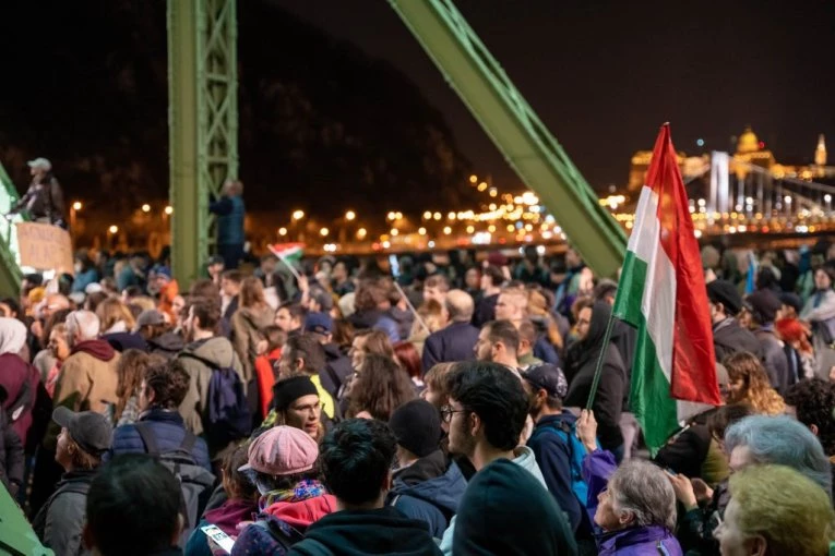 JEZIVI SKANDAL TRESE MAĐARSKU! Hiljade ljudi maršira sa PLIŠANIM IGRAČKAMA I VIČE "ZAŠTITITE DECU"! Traže ostavku premijera!