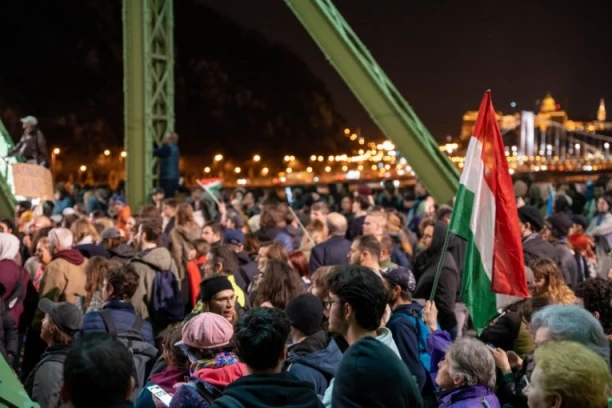 JEZIVI SKANDAL TRESE MAĐARSKU! Hiljade ljudi maršira sa PLIŠANIM IGRAČKAMA I VIČE "ZAŠTITITE DECU"! Traže ostavku premijera!