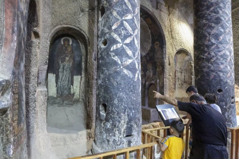 OTKRIVENA NEOBIČNA FRESKA GOLOBRADOG HRISTA: Arheološko otkriće koje iznenađuje stručnjake i pomera granice istorije (VIDEO)