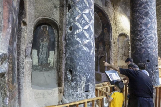 OTKRIVENA NEOBIČNA FRESKA GOLOBRADOG HRISTA: Arheološko otkriće koje iznenađuje stručnjake i pomera granice istorije (VIDEO)