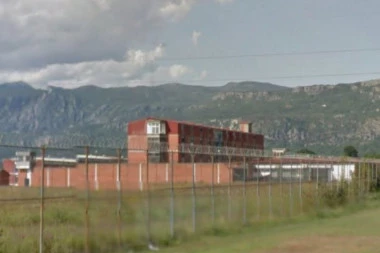 DRONOVI IZNAD ZATVORA U SPUŽU! Čuvari digli sve zatvorenike na noge!