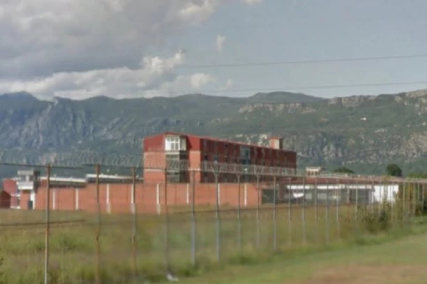 DRONOVI IZNAD ZATVORA U SPUŽU! Čuvari digli sve zatvorenike na noge!