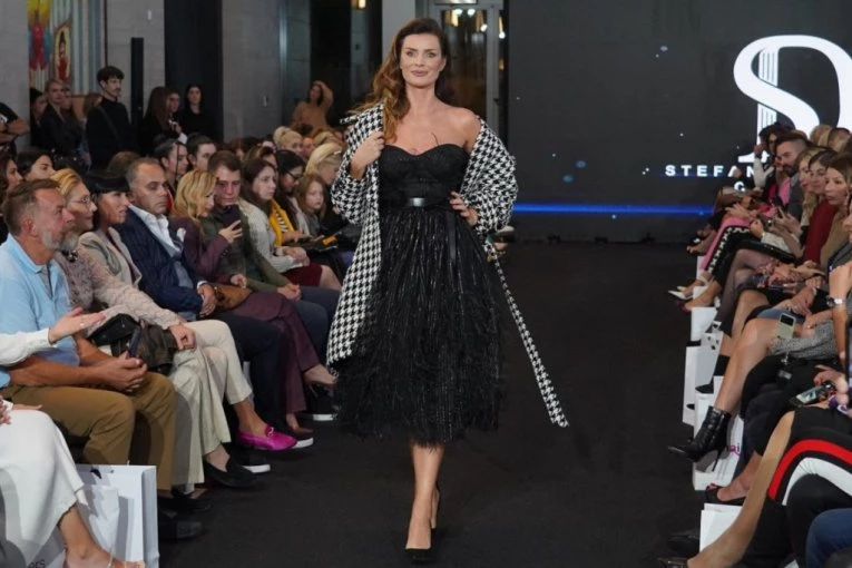 NAŠA NAJZGODNIJA VODITELJKA prošetala kao modnom pistom: Na figuri joj svi zavide, a stajling je čista magija! (FOTO)