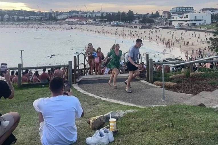 SMEH PRESEKLI RAFALI: Jezivi kadrovi sa plaže Bondi! Snimali ljude kako beže od terorista, a nisu znali da su ONI SLEDEĆE METE! (VIDEO)