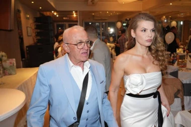 KADA SE POJAVILA, SVIMA POPADALE VILICE! Era Ojdanić slavi unuku punoletstvo, O MISTERIOZNOJ LEPOTICI SVI BRUJE! (GALERIJA, VIDEO)