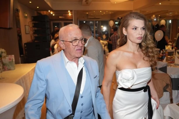 KADA SE POJAVILA, SVIMA POPADALE VILICE! Era Ojdanić slavi unuku punoletstvo, O MISTERIOZNOJ LEPOTICI SVI BRUJE! (GALERIJA, VIDEO)