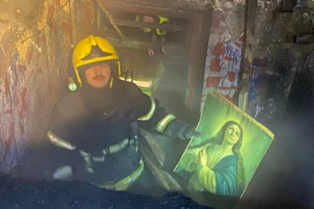 ČUDO BOŽJE U PORODIČNOJ KUĆI U SENTI – SVE IZGORELO OSIM JEDNOG SIMBOLA VERE: Vatrogasac Nenad iz zgarišta izneo neoštećenu ikonu