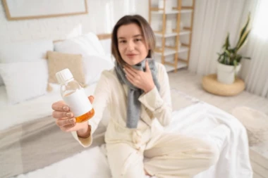 Recept za DOMAĆI SIRUP protiv upornog kašlja: Samo dva sastojka, a disajni putevi se brzo smiruju