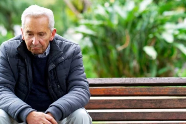 DEKI KOMUNALCI PISALI OGROMNU KAZNU JER JE ISPLJUNUO LIST KOJI MU JE UPAO U USTA! Ćerka šokirana slučajem: "Moj tata ima astmu, samo ga je ISKAŠLJAO!"