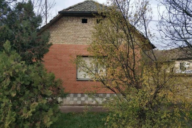 KUĆA OD 108 KVADRATA I SEDAM ARI PLACA ZA 10.500 EVRA! Neverovatna ponuda na srpskom tržištu nekretnina!