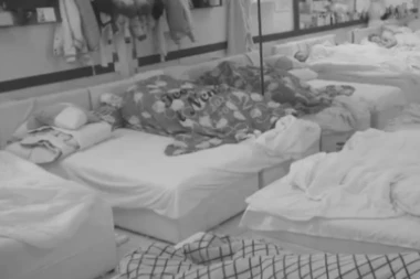 DIVLJAČKA AKCIJA U "ELITI": Bebica se ne skida sa Teodore, napravili ZEMLJOTRES u krevetu! (FOTO)